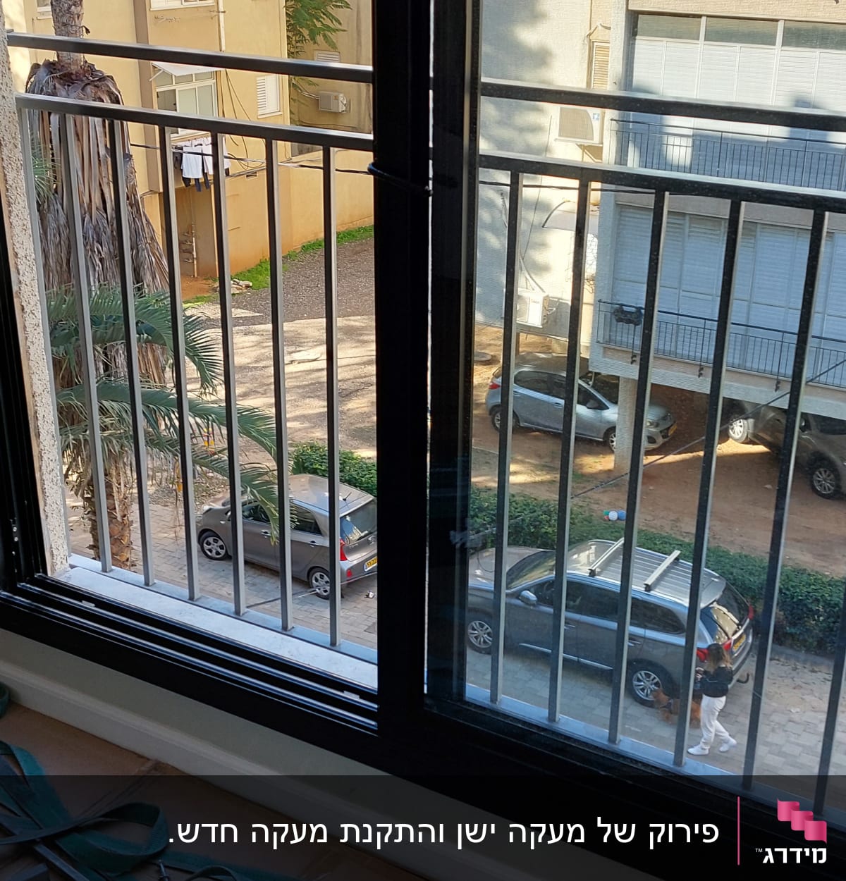 מסגרת חלון שחורה עם נוף חיצוני